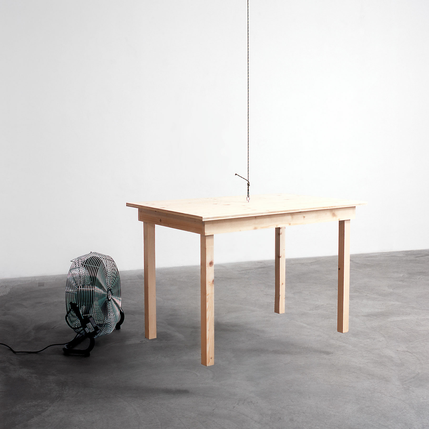 Roman Signer, Tisch mit Ventilator, 2004