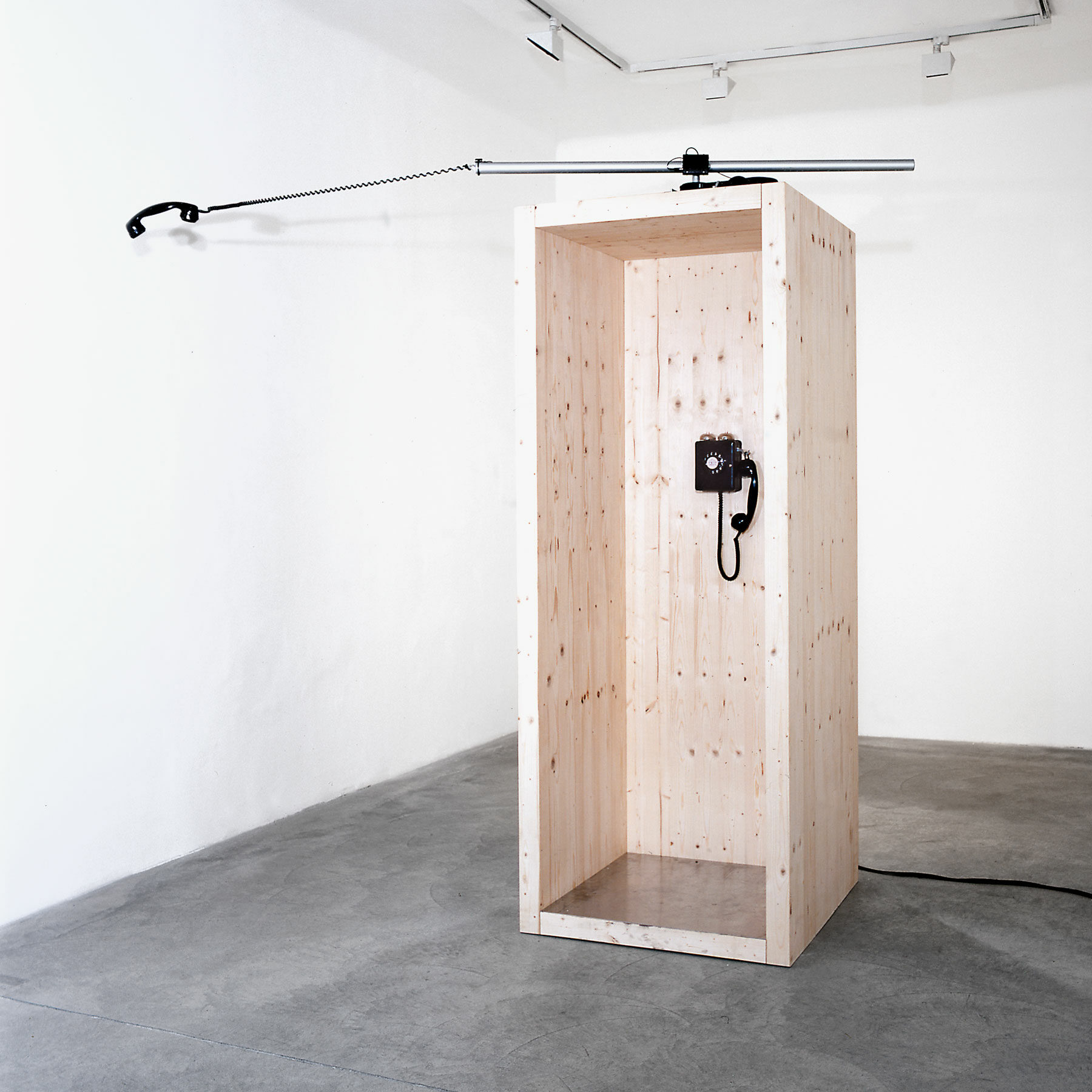 Roman Signer, Telefonkabine, 2004